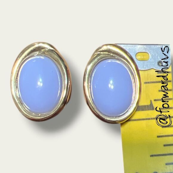 Vintage Trifari Gold-Tone Clip-On Earrings – Violet Cabochon - Picture 5 of 7